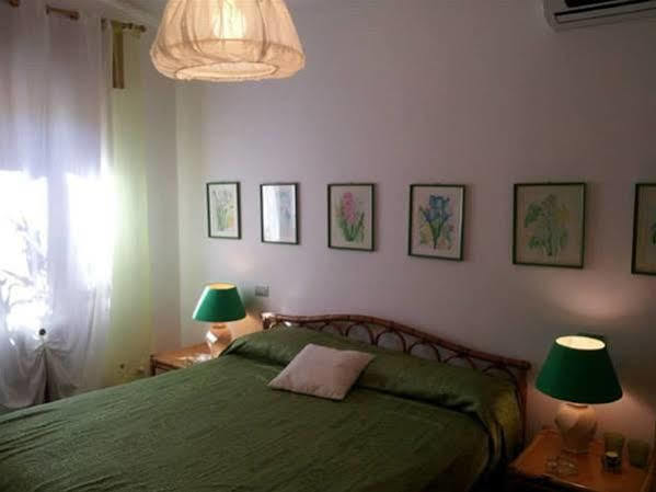 Bed & Breakfast Yin & Yang San Pantaleo Exterior foto